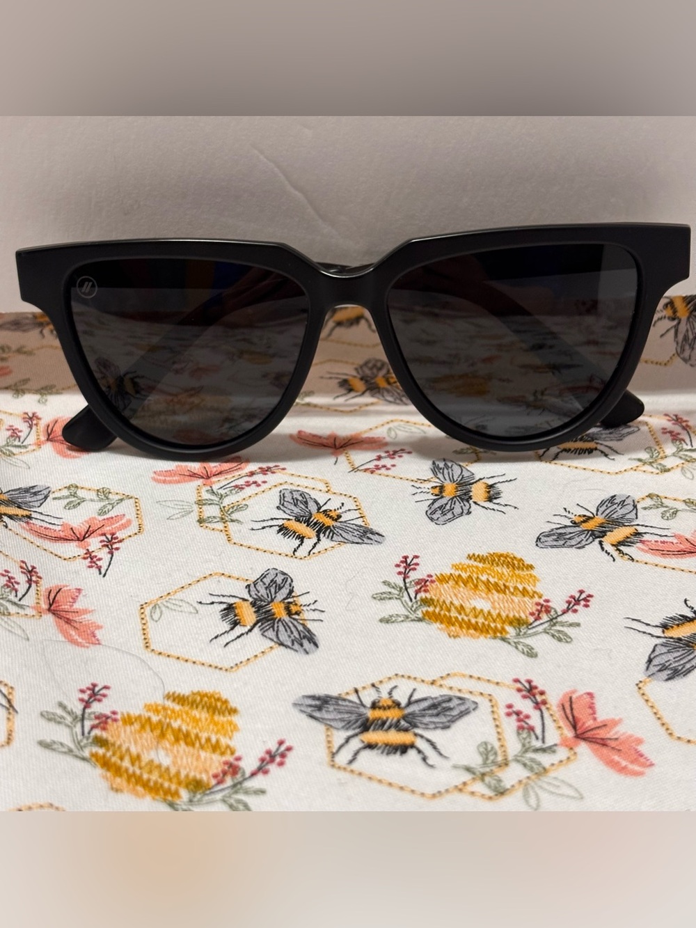 Women's Black Oversized Cat-Eye Sunglasses - Chic UV Shades